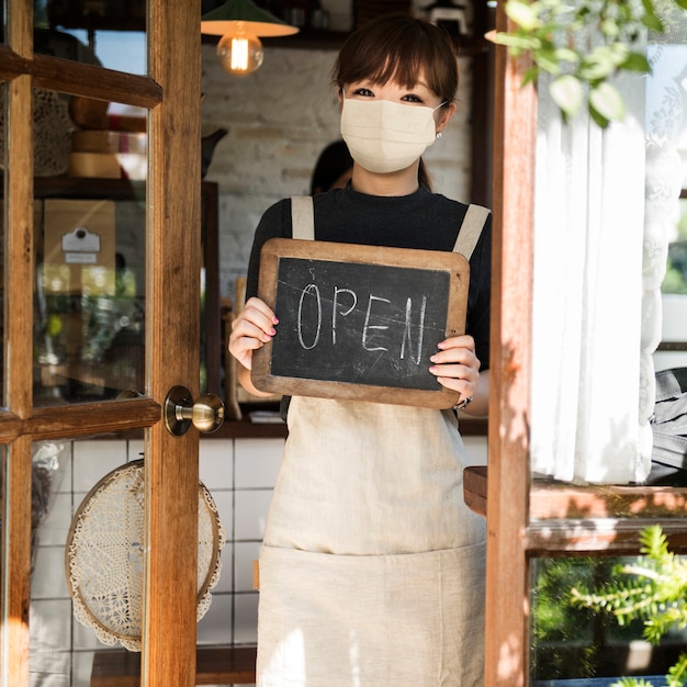 Barista japonesa com máscara facial em um café