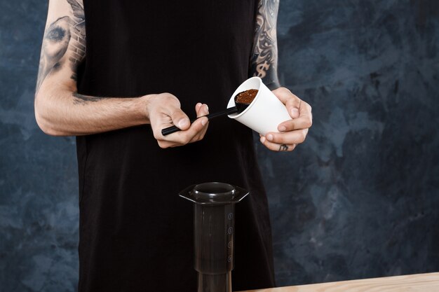 Barista masculino cerveja café. Método alternativo aeropress.