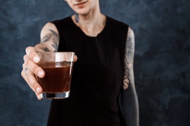 Barista masculino, esticando o copo com café