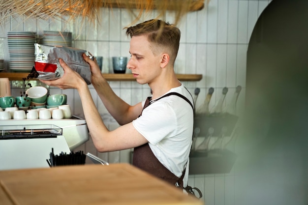 Foto grátis barista preparando bebida