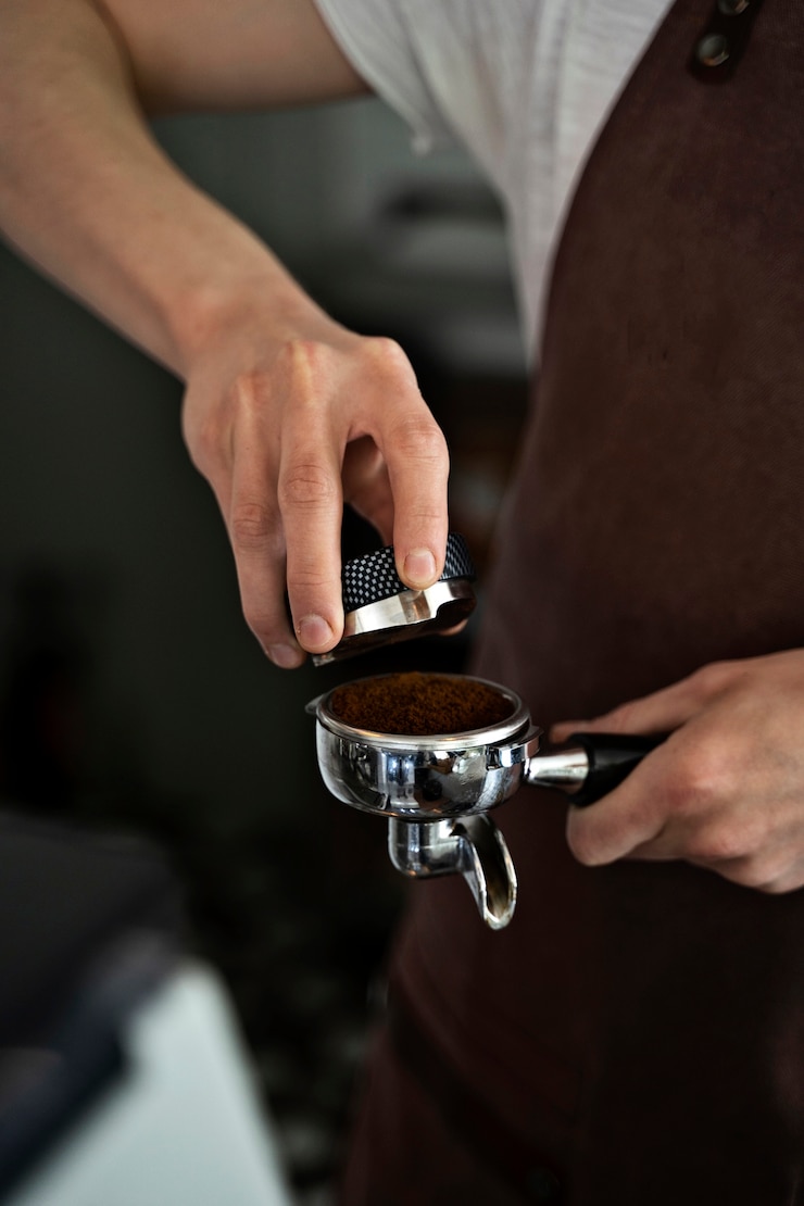 Foto grátis barista preparando uma bebida
