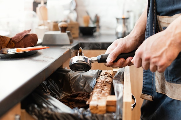 Barista trabalhando de perto