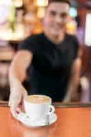 Foto grátis barista turva dando café