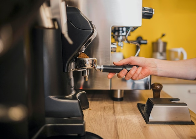 Foto grátis barista usando a máquina de café na loja