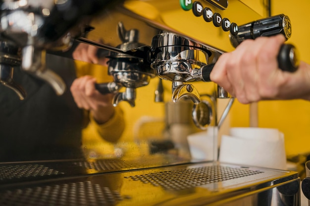 Barista usando máquina de café