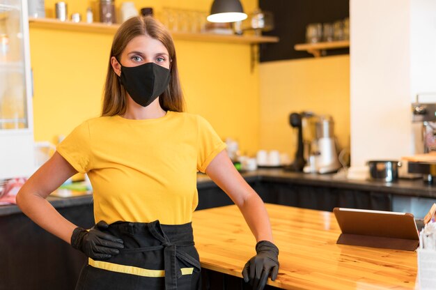 Barista vestindo máscara