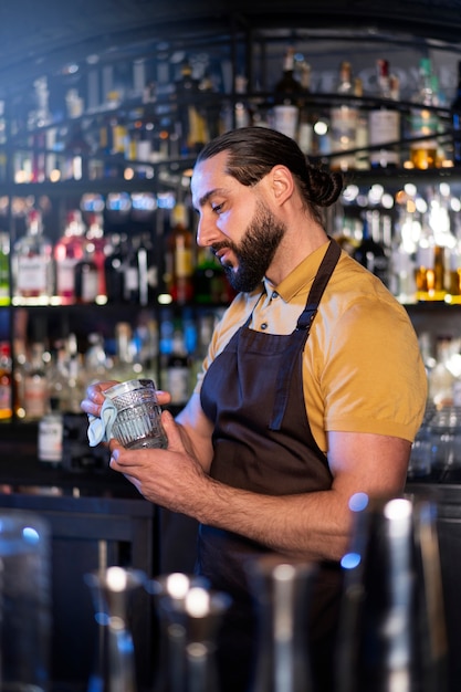 Foto grátis barman a trabalhar numa boate.