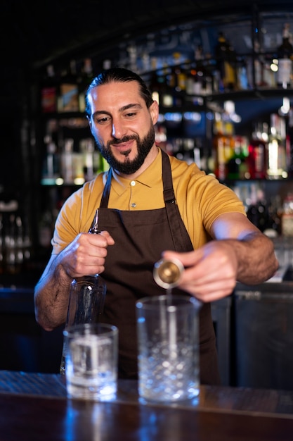 Foto grátis barman a trabalhar numa boate.