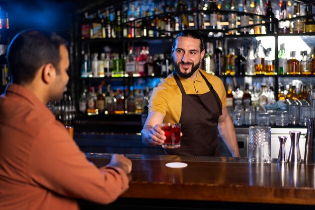 Foto grátis barman a trabalhar numa boate.