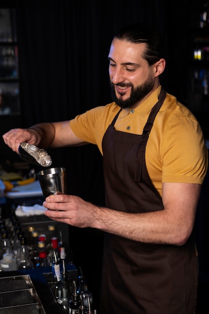 Foto grátis barman a trabalhar numa boate.