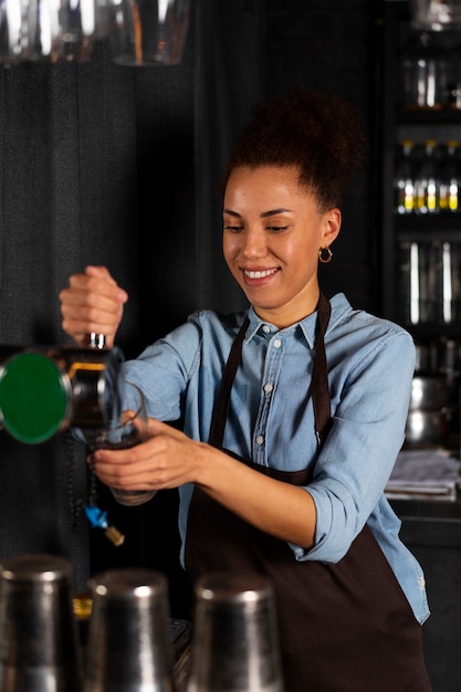 Foto grátis barman a trabalhar numa boate.