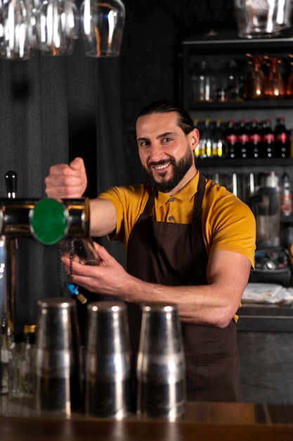 Foto grátis barman a trabalhar numa boate.