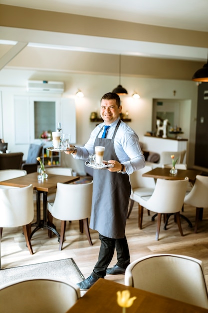 Barman carregando café