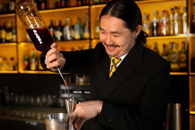 Barman de tiro médio preparando bebida