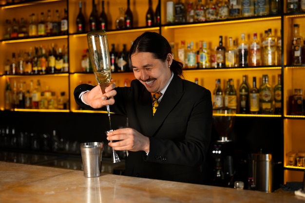 Foto grátis barman de tiro médio preparando bebida