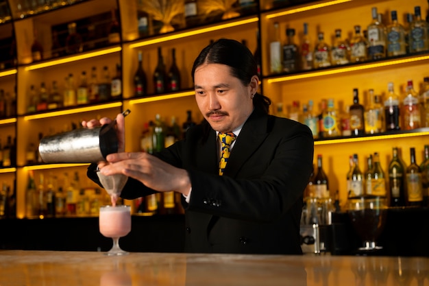 Barman de tiro médio preparando bebida