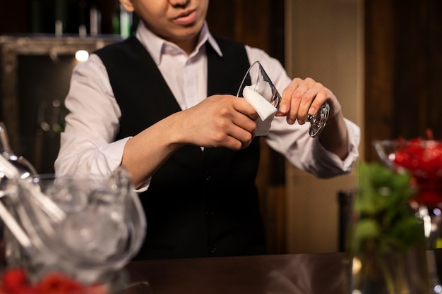 Barman de vista frontal preparando bebida