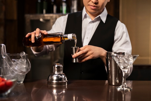 Barman de vista frontal preparando bebida