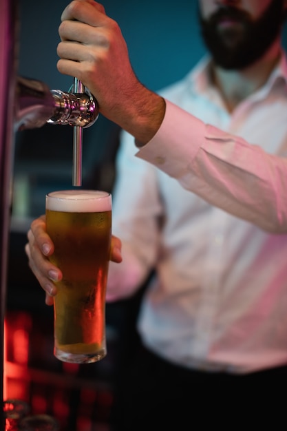 Barman, enchendo, cerveja, de, barra, bomba