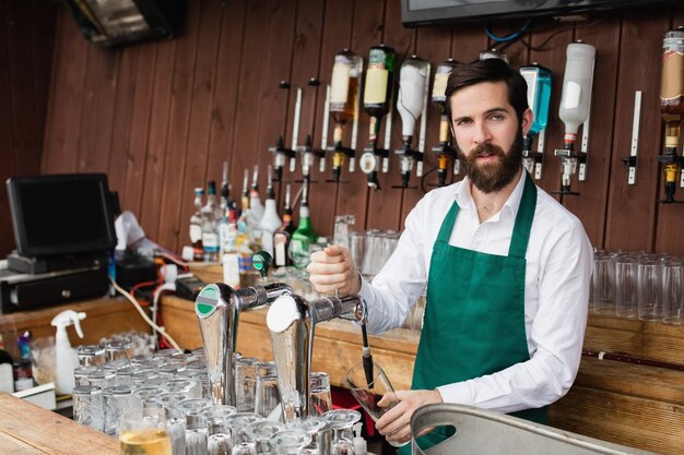 Barman, enchendo, cerveja, de, barra, bomba