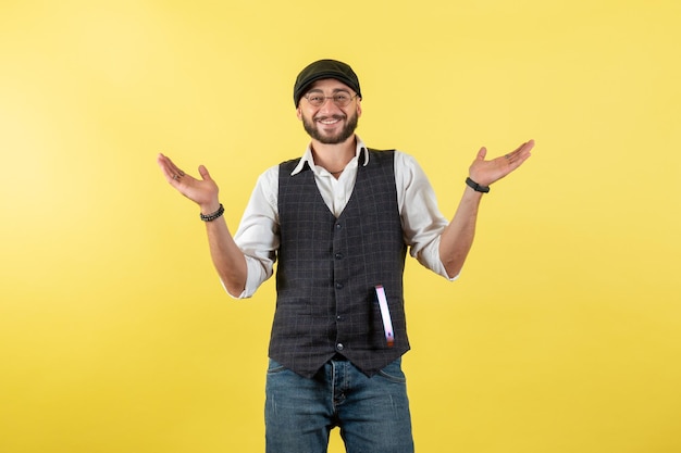 Barman masculino de frente para um sorriso na parede amarela bebida clube masculino álcool bar noturno