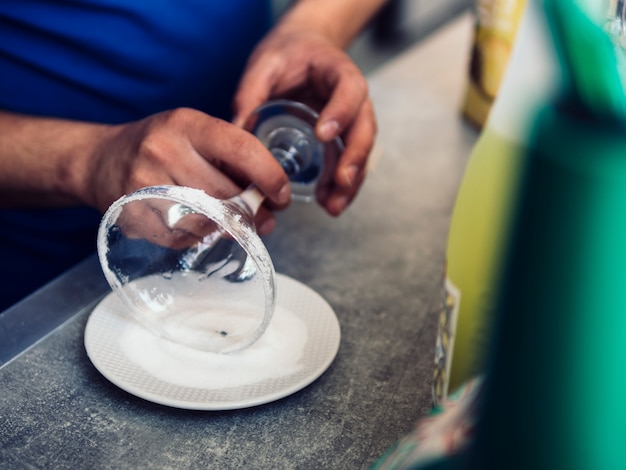 Barman masculino fazendo bebida extravagante