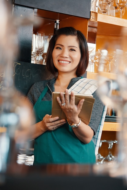 Foto grátis barman muito sorridente