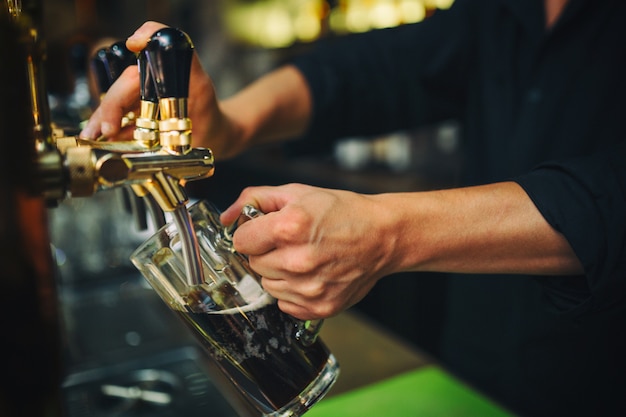 Barman no trabalho no bar