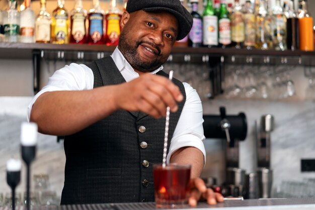 Barman preparando bebida no bar