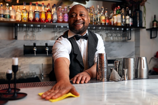 Barman preparando bebida no bar