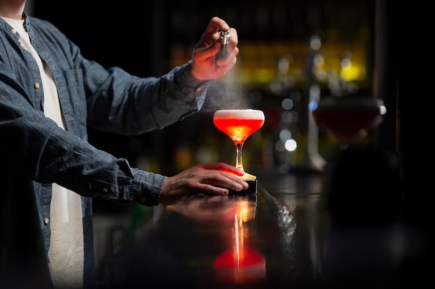 Barman preparando um coquetel refrescante