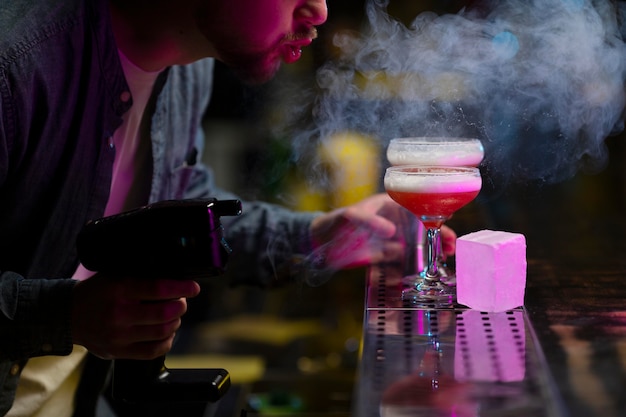 Foto grátis barman preparando um coquetel refrescante