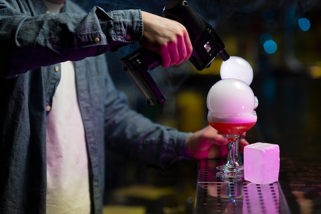 Barman preparando um coquetel refrescante