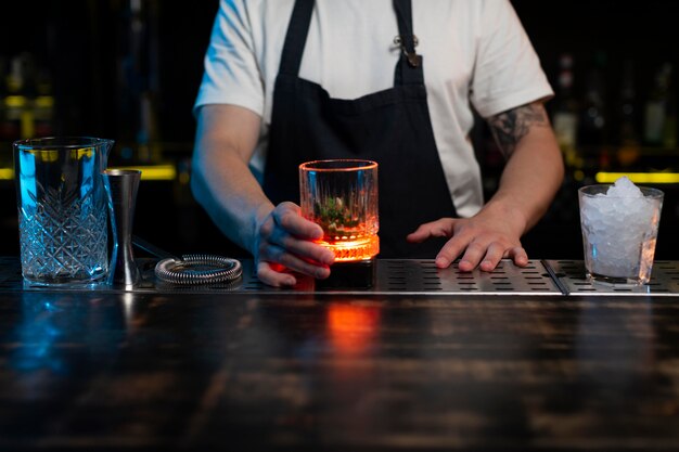 Barman preparando um delicioso coquetel