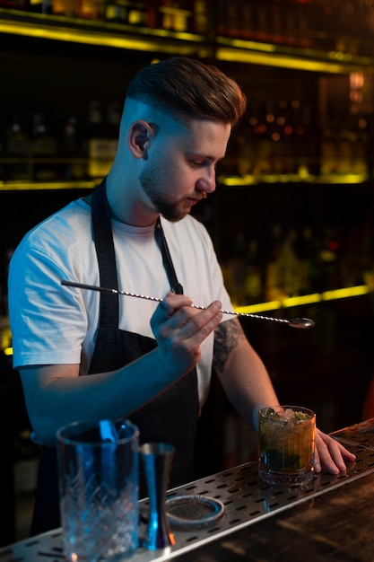 Barman preparando um delicioso coquetel