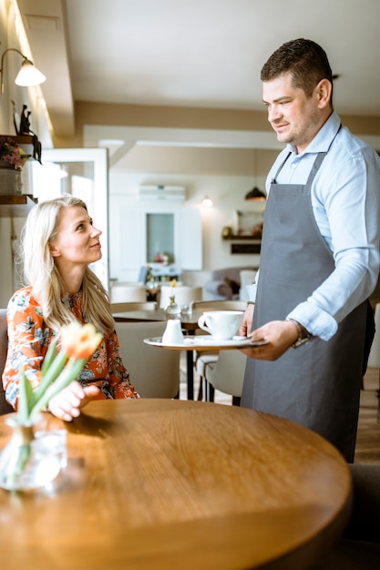 Foto grátis barman, servindo café