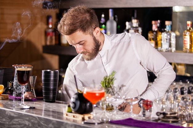 Barman servindo cocktail incredients. atmosfera de salão