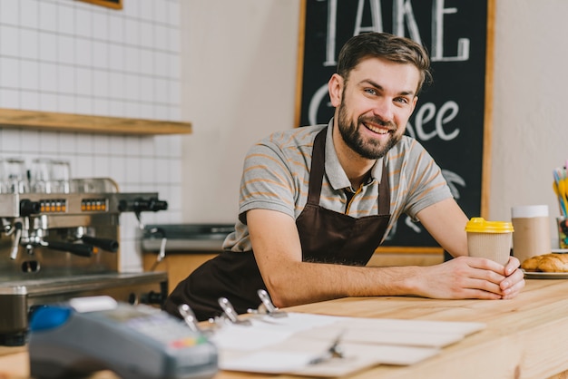 Foto grátis barman sorridente com bebida quente