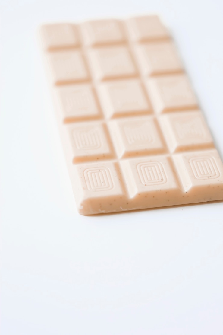 Foto grátis barra de chocolate branca isolada no fundo branco