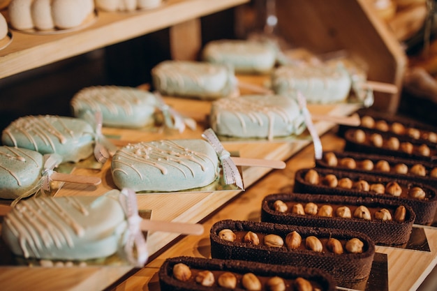 Barra de chocolate com sobremesas em casamento