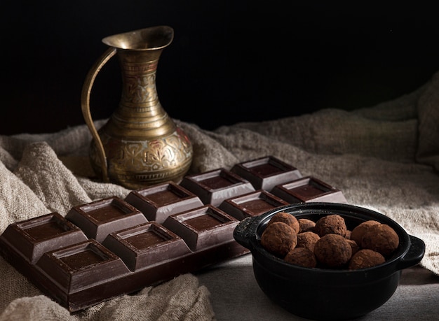 Barra de chocolate de alto ângulo e balas redondas