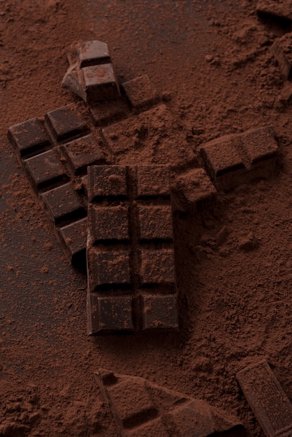 Foto grátis barra de chocolate escura coberta com chocolate ao leite em pó