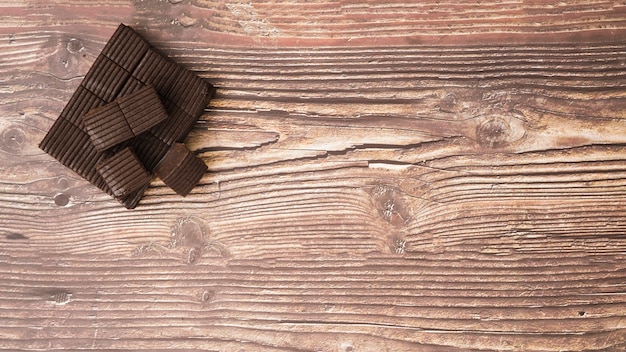 Barra de chocolate na mesa de madeira