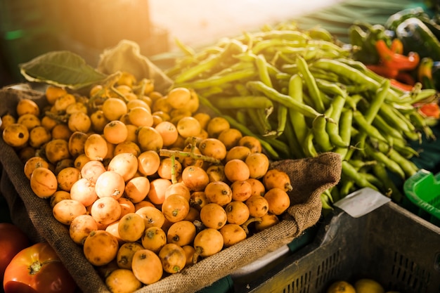 Barraca de mercado com variedade de vegetais orgânicos