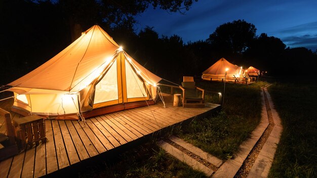 Barracas na noite de glamping