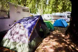 Foto grátis barracas para acampar na vista da natureza