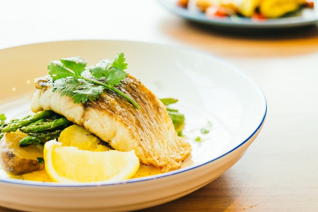 Foto grátis barramundi ou pangasius peixe e carne bife