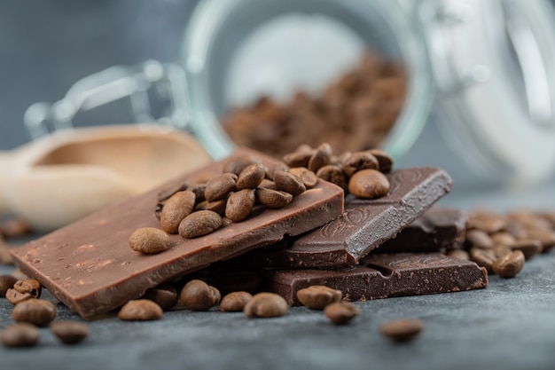 Barras de chocolate com gotas de chocolate em cinza.