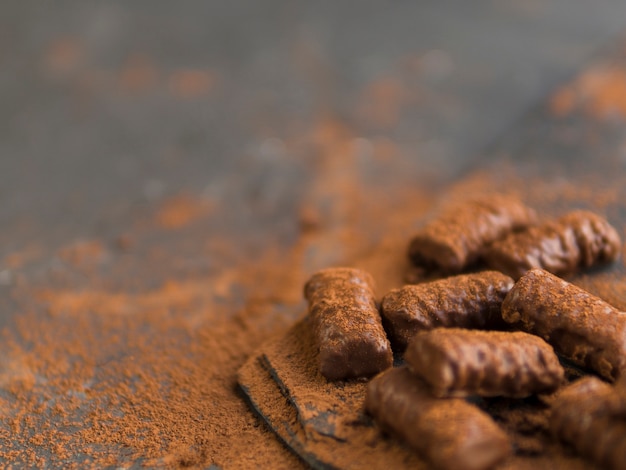 Barras de chocolate e cacau em pó