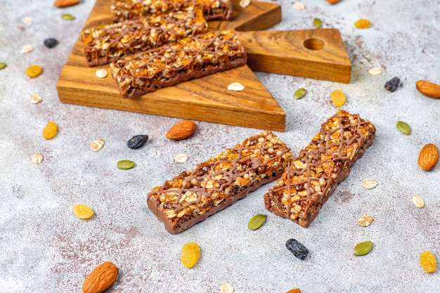 Barras de granola delicios saudáveis com chocolate, barras de cereais com nozes e frutas secas